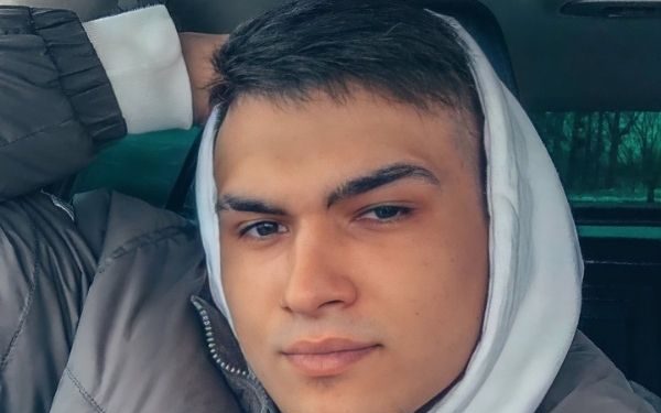 Denis, 21 de ani